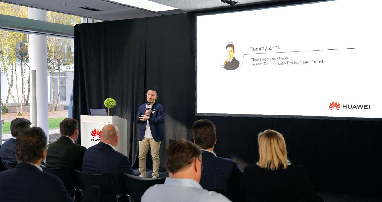 Tommy Zhou, CEO HUAWEI Germany, delivering his keynote speech at HUAWEI eKit launch event in Munich